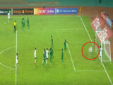 サッカー・セネガル代表選手がピッチ上で黒魔術「ジュジュ」を使用する衝撃映像! W杯で日本代表も呪われる可能性大!