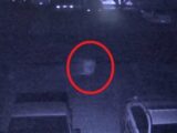 【衝撃動画】“手足のない”白い幽霊が駐車場をスキップ! 「いわくつき物件」の監視カメラが捉えたガチ恐怖映像に全米戦慄!