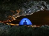 【驚愕】人間は暗闇にひとりぼっちだと48時間眠り続けることができる! 2人の体験者から判明、地底生活の実態とは?