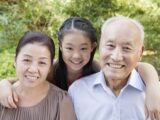 「祖父母のニオイ」は確かに存在する! 年齢層によって体臭が変化する原因とは……