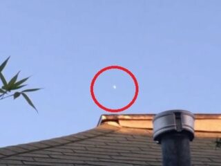 今年1番のUFO動画が早くも決定か!? 白昼堂々複数の白煙タイプの飛行物体が出現、のび縮みを繰り返す！