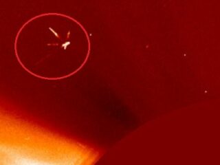 NASAの観測衛星が「4本脚の超巨大UFO」の撮影に成功？太陽のプラズマを吸引!?