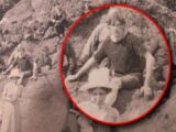 1917年の写真に「現代のサーファー男」が写っていたことが判明! Tシャツ、短パン… タイムトラベラーか?