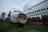 タイの「飛行機墓場」に村田らむが潜入取材! 残がいの中で家族が生活、コックピットやトイレも…!