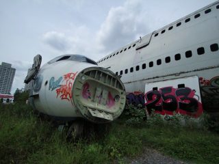 タイの「飛行機墓場」に村田らむが潜入取材！ 残がいの中で家族が生活、コックピットやトイレも…！