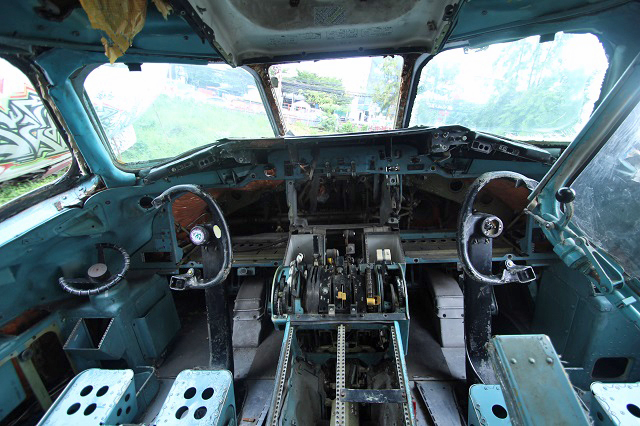 タイの「飛行機墓場」に村田らむが潜入取材！ 残がいの中で家族が生活、コックピットやトイレも…！の画像6