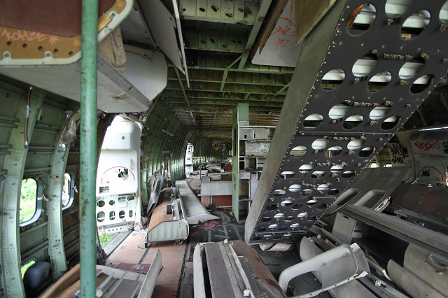 タイの「飛行機墓場」に村田らむが潜入取材！ 残がいの中で家族が生活、コックピットやトイレも…！の画像5