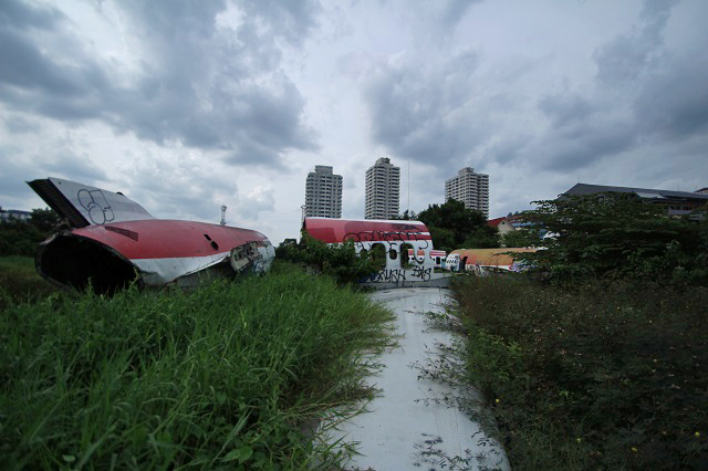 タイの「飛行機墓場」に村田らむが潜入取材！ 残がいの中で家族が生活、コックピットやトイレも…！の画像8