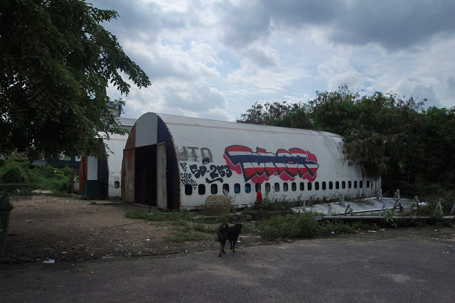 タイの「飛行機墓場」に村田らむが潜入取材！ 残がいの中で家族が生活、コックピットやトイレも…！の画像3