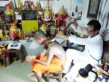 タイ僧侶が彫る、“不死身になれる”タトゥー「サックヤン」の神秘! 巨大刃物でザックリと…