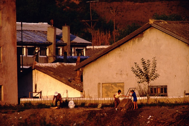 北朝鮮の日常が見られる町に潜入取材! 北の井戸端会議の様子、ゴミ捨て事情も判明!=中国の画像5