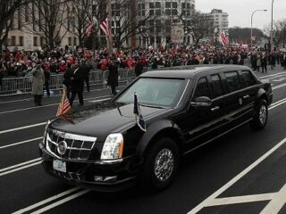 トランプ専用車「ビースト」が無敵すぎる！  化学兵器や爆弾にも負けない“走る最高司令室”のスペックとは？