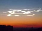 ロシア上空に現れた“プレッツェル状”の奇妙な雲の正体は？ UFOか、隕石か、泥酔操縦か!?