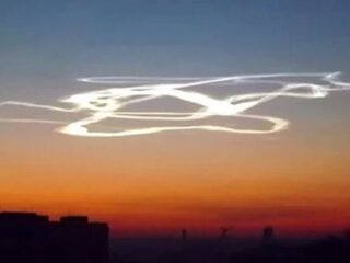 ロシア上空に現れた“プレッツェル状”の奇妙な雲の正体は？ UFOか、隕石か、泥酔操縦か!?