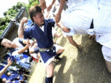 【長崎県の奇祭】男たちがガチで殴りあう「ケンカ祭り」が壮絶すぎる! 顔面ボコボコ…飛び蹴りも!