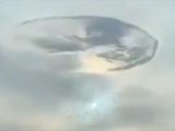 【ガチ】ついに空に巨大な穴が開いた! ツイッターで画像拡散「神が湖に石を投げ込んだ」かのような空に騒然!=アラブ