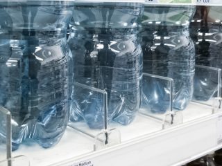 「もうペットボトルの水は飲まない」超有名ジャーナリストのがん患者が衝撃宣言で話題！ 発がん性化合物はあるのか… 医師の見解は!?