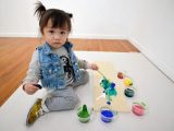 2歳の天才画家が誕生、すでに250万円の価値でバカ売れ中! 個展も開催「小さなピカソ」がスゴい、制作動画も…!