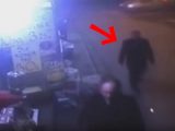 【ガチ】肩に触れるだけで命を救った“謎の黒い男”の衝撃映像! 守護天使か、未来人か… 不思議すぎて世界が困惑
