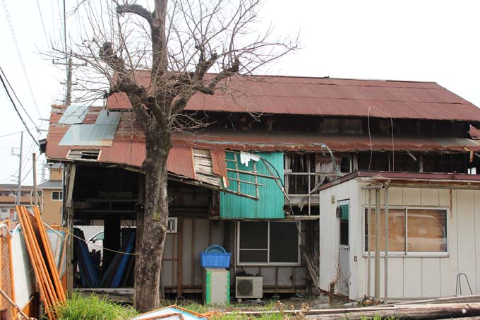 衝撃的すぎる「オウム逃亡信者の潜伏先」の画像8連発! まるで廃墟、想像以上にボロッボロ…菊地直子はここに居た!の画像2