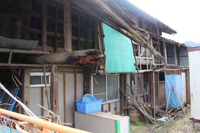 衝撃的すぎる「オウム逃亡信者の潜伏先」の画像8連発! まるで廃墟、想像以上にボロッボロ…菊地直子はここに居た!の画像3