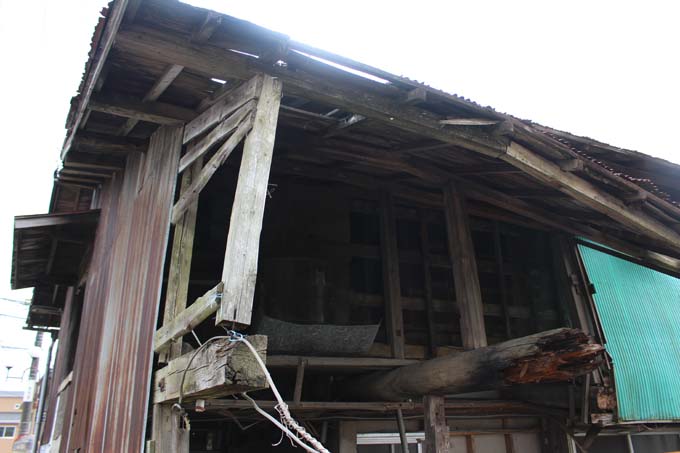 衝撃的すぎる「オウム逃亡信者の潜伏先」の画像8連発! まるで廃墟、想像以上にボロッボロ…菊地直子はここに居た!の画像4