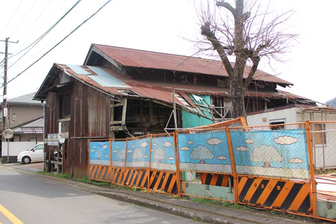 衝撃的すぎる「オウム逃亡信者の潜伏先」の画像8連発! まるで廃墟、想像以上にボロッボロ…菊地直子はここに居た!の画像9