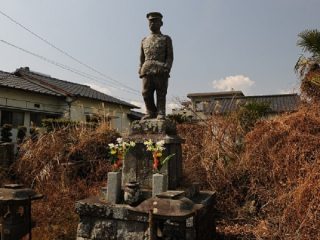 夜な夜な敬礼する「少年兵の像」！ 真夜中になると手が上がり… 悲しいストーリーも？＝大分県