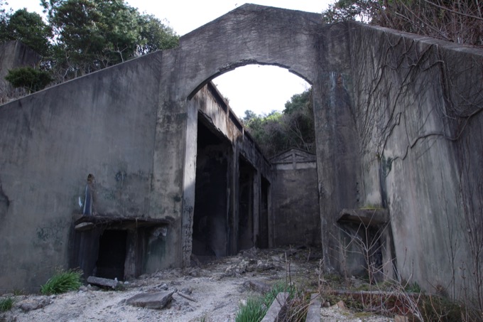 地図から消された700匹以上のウサギが棲む毒ガス村! 広島・大久野島に村田らむが潜入、軍事遺構と陽気すぎる看板もの画像14