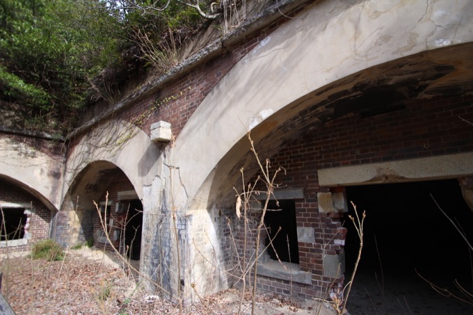 地図から消された700匹以上のウサギが棲む毒ガス村! 広島・大久野島に村田らむが潜入、軍事遺構と陽気すぎる看板もの画像16
