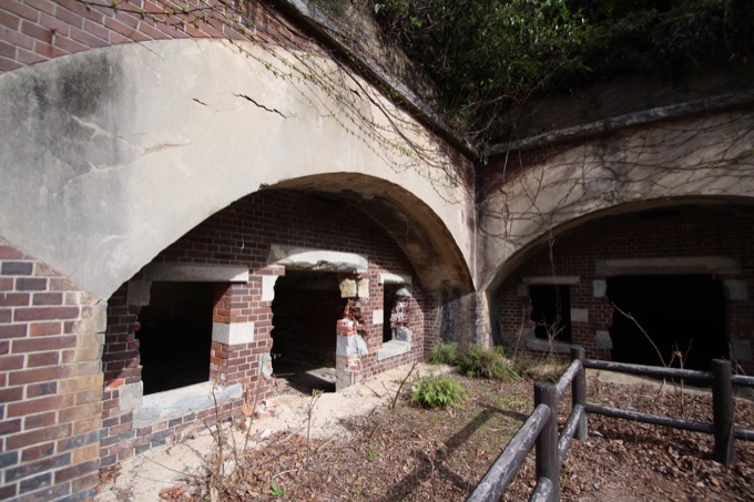 地図から消された700匹以上のウサギが棲む毒ガス村! 広島・大久野島に村田らむが潜入、軍事遺構と陽気すぎる看板もの画像17