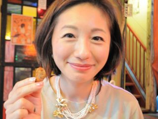 高田馬場の「昆虫食の自販機」でガチ購入＆実食してみた！ 美女もモグモグ… ヤバすぎる味わいから気づいたこと