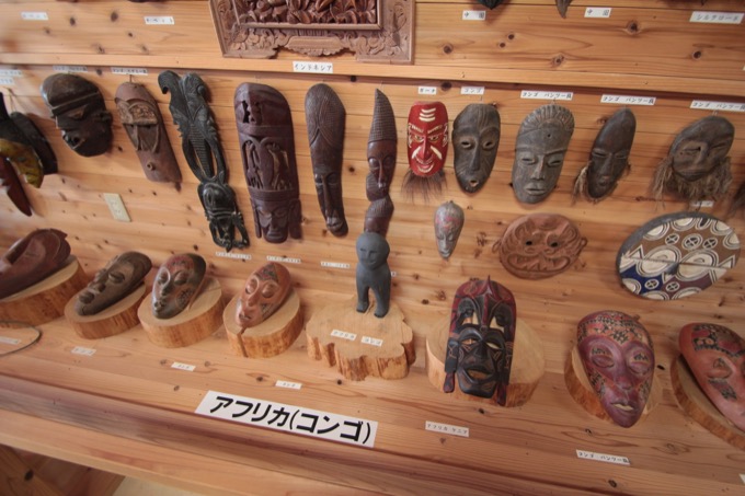 これはやばい! 鹿児島の『霧島天狗館』がディープすぎてジワる! 館長が25年以上集めたお面と謎の似顔絵…の画像10