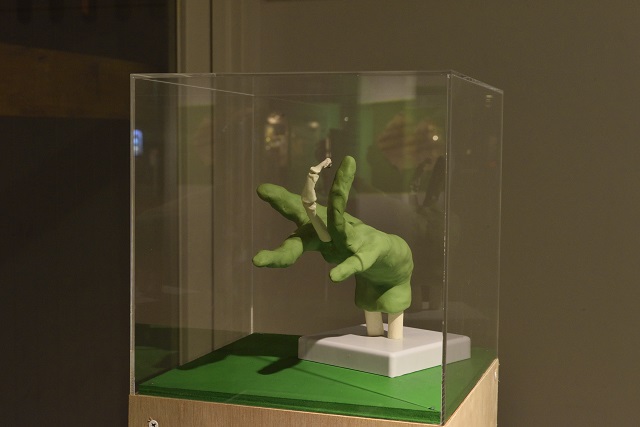 寝そべる胎児、埋まる頭蓋骨…「身体、ジェンダー、時間」をテーマに忘却されたDNAを表現した小宮麻吏奈個展[ -ATCG ] がアツい！の画像4