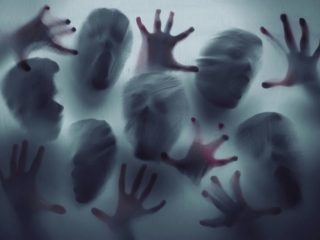 家に幽霊が取り憑いている5つの兆候！ 視界の端に突然現れて消える不思議な存在が…