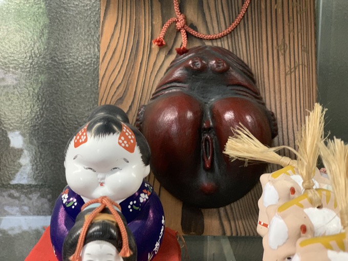 【千本釈迦堂】鼻が陰核、口が女性器、顔は醜女…日本人が知らない自殺した「おかめ伝説」人形コレクションがヤバい!の画像16