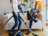 93%の既婚男性が家事をしていないことが英調査で判明! 女性の方が稼いでも男は家事せず、一体何をしてるのか?