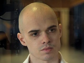 “母を罰するため”妹を惨殺した天才サイコパス（IQ141）の冷血インタビューに戦慄！“新チャールズ・マンソン”のゾッとする思考回路＝英