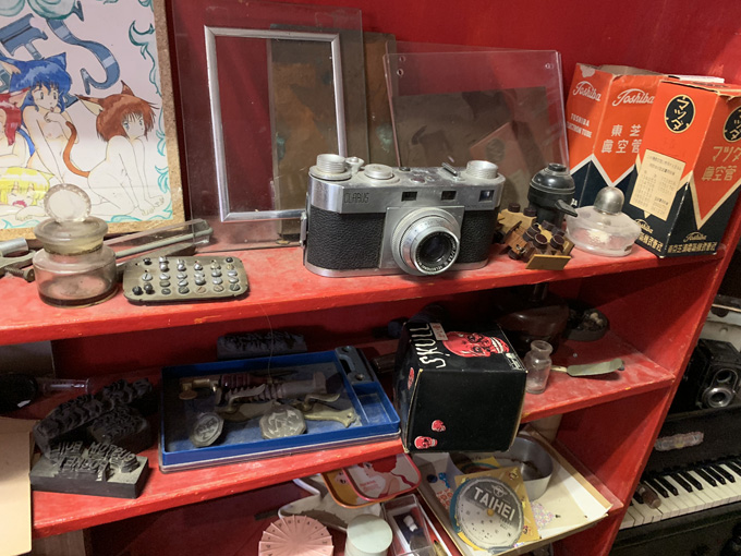 超異色で狂気の空間「カオスの間」に潜入！ 戦前の謎物品がズラリ、アート酔いするレベル！【京都】の画像6