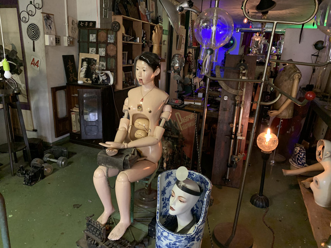 超異色で狂気の空間「カオスの間」に潜入！ 戦前の謎物品がズラリ、アート酔いするレベル！【京都】の画像4