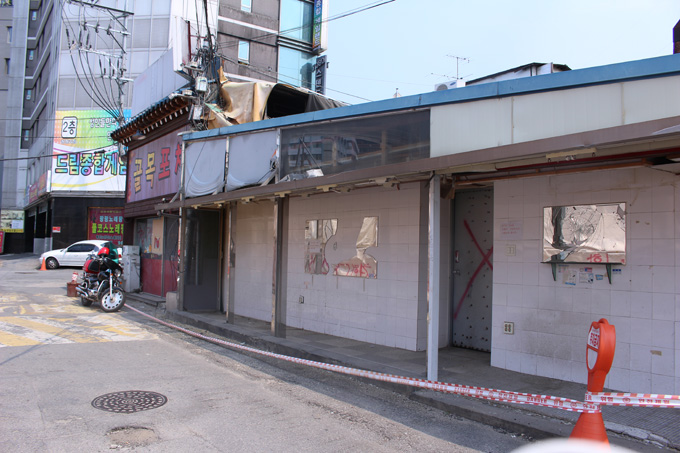 韓国に現存する「飾り窓」ヨンドゥンポを取材！ 飛田新地と酷似…ピンク電飾、かわいい子多め、廃墟風俗も！の画像10