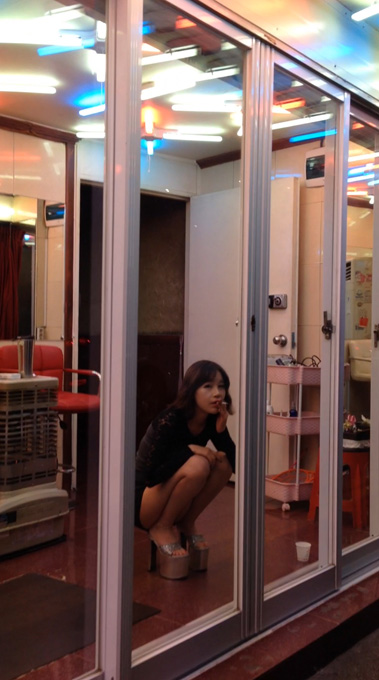 韓国に現存する「飾り窓」ヨンドゥンポを取材！ 飛田新地と酷似…ピンク電飾、かわいい子多め、廃墟風俗も！の画像4