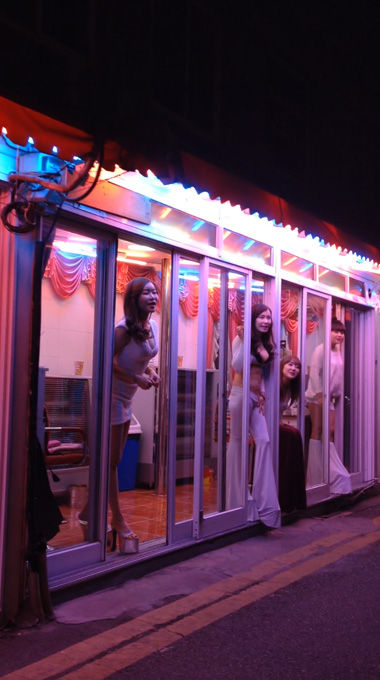 韓国に現存する「飾り窓」ヨンドゥンポを取材! 飛田新地と酷似…ピンク電飾、かわいい子多め、廃墟風俗も!の画像1