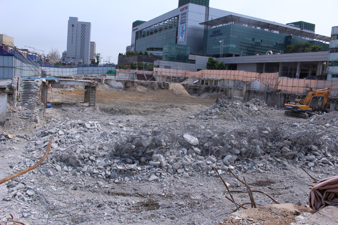 韓国に現存する「飾り窓」ヨンドゥンポを取材！ 飛田新地と酷似…ピンク電飾、かわいい子多め、廃墟風俗も！の画像5