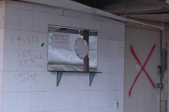 韓国に現存する「飾り窓」ヨンドゥンポを取材！ 飛田新地と酷似…ピンク電飾、かわいい子多め、廃墟風俗も！の画像8