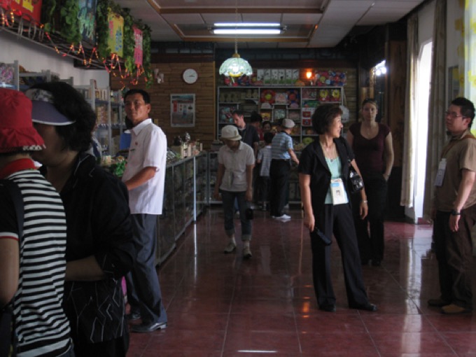 北朝鮮に潜入! 日本人差別用語「ウェノム(倭奴)」を連呼されつつ村田らむが撮影! 美人だらけの売店や老人隠しも!の画像16