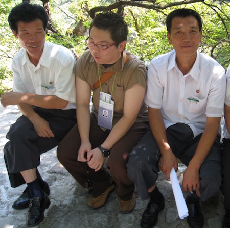 北朝鮮に潜入! 日本人差別用語「ウェノム(倭奴)」を連呼されつつ村田らむが撮影! 美人だらけの売店や老人隠しも!の画像11