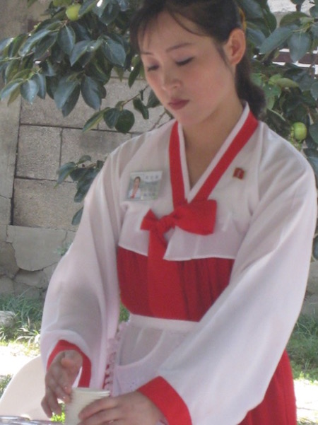 北朝鮮に潜入! 日本人差別用語「ウェノム(倭奴)」を連呼されつつ村田らむが撮影! 美人だらけの売店や老人隠しも!の画像9