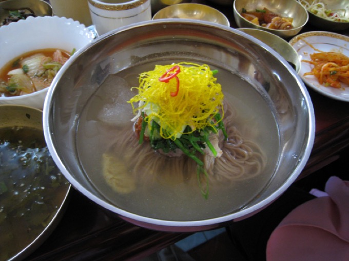 北朝鮮に潜入! 日本人差別用語「ウェノム(倭奴)」を連呼されつつ村田らむが撮影! 美人だらけの売店や老人隠しも!の画像20