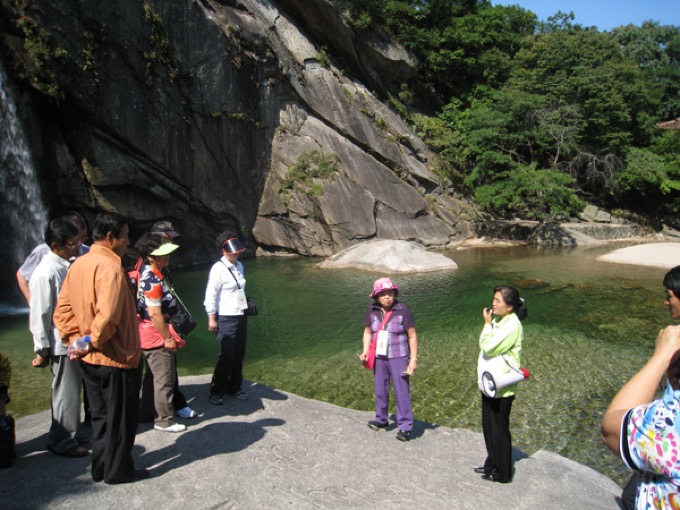 北朝鮮に潜入! 日本人差別用語「ウェノム(倭奴)」を連呼されつつ村田らむが撮影! 美人だらけの売店や老人隠しも!の画像8